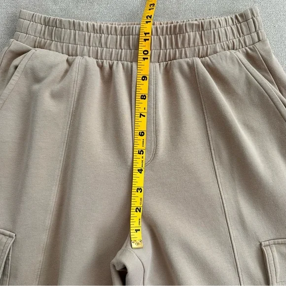 Old Navy Women's Dynamic Fleece High Waist Wide Leg Cargo Sweatpants. Medium. - Picture 6 of 7